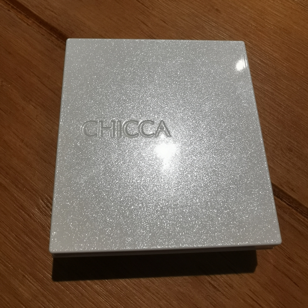 Chicca radiant nude pressed powder, brush included